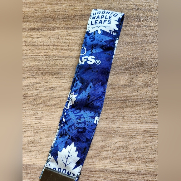 3 for 20 Brand new Toronto Maple Leafs keychain / keyfob / wristlet - Picture 3 of 5
